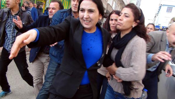 HDP Eş Genel Başkanı Yüksekdağ'a gaz fişeği kapsülü isabet etti