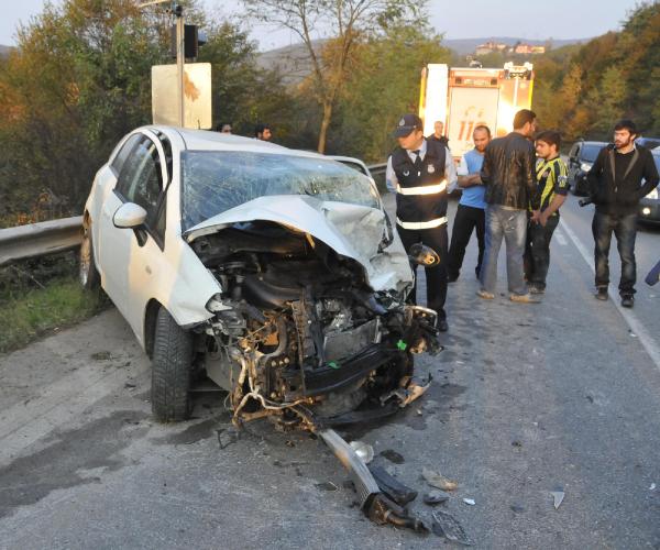 Otomobil kamyona çarptı: 1 ölü, 1 yaralı