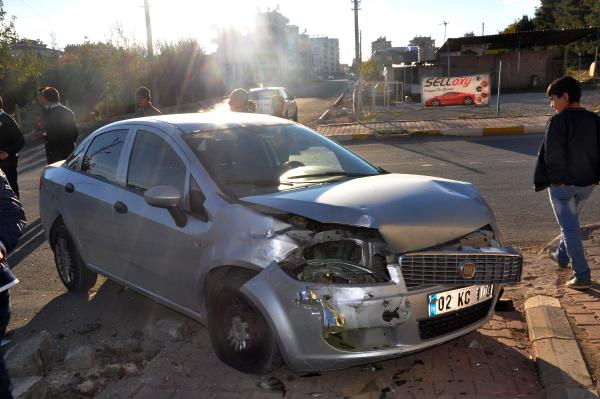 Adıyaman’da iki otomobil çarpıştı: 2 yaralı
