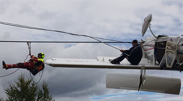 Pilot kanada oturup kurtarılmayı bekledi