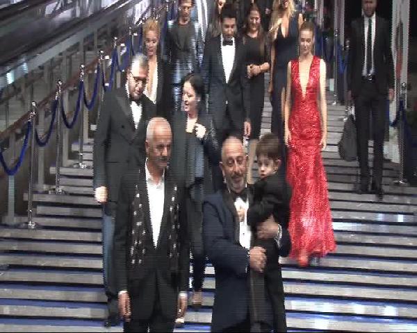 Cem Yılmaz son filmi 'Ali Baba ve 7 Cüceler'in galasına oğluyla geldi