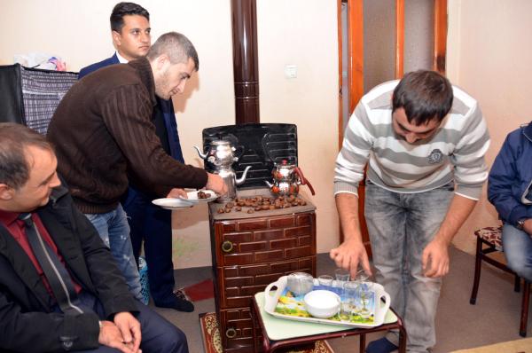 Erzincan Valisi'ne üniversite öğrencilerinden soba üzerinde kestane