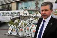 YILBAŞINDA ÇAM KESİLMEMESİ İÇİN ÇAM FİDANI DAĞITTILAR