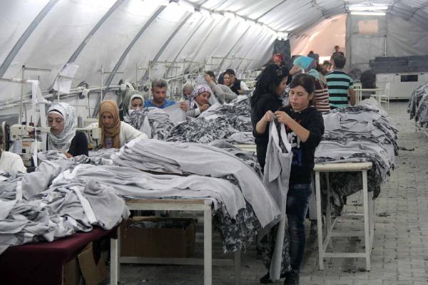 Kobanili aileler, çadır kentte hem meslek öğreniyor hem para kazanıyor