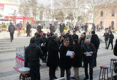 Yasaklı meydanda yasağı protesto ettiler