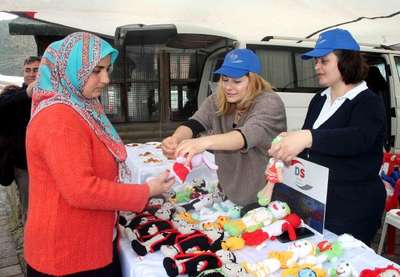 Şiddet mağduru kadınların yaptığı bez bebekler pazarda satılıyor