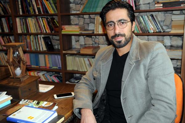 Gönüllü kütüphaneci 'Güven'e dayalı kitap dağıtıyor