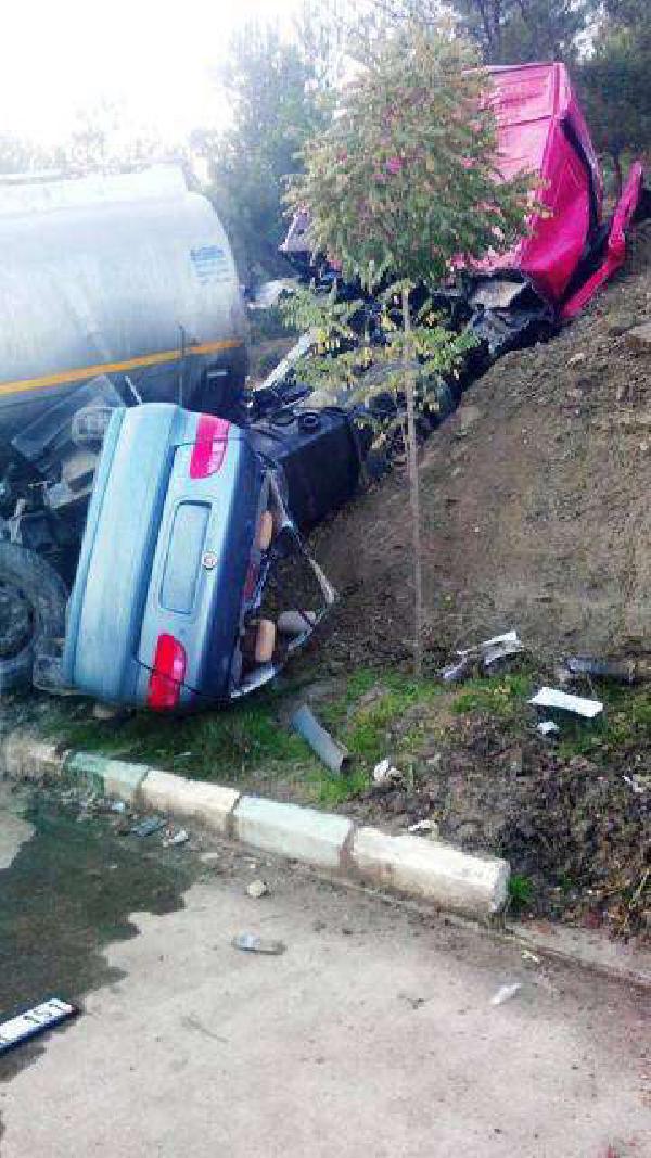 Tanker park halindeki otomobile çarptı : 1 ölü, 1 yaralı