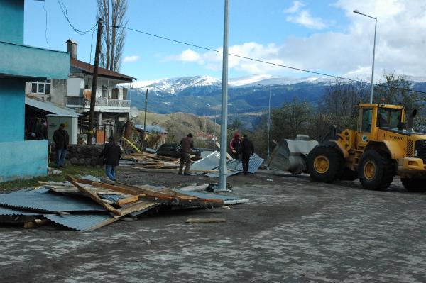 Ardahan'da şiddetli rüzgar çatıları uçurdu, minare yıktı