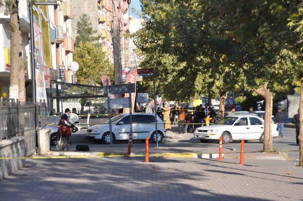 Adliye önündeki çanta bomba paniğine neden oldu
