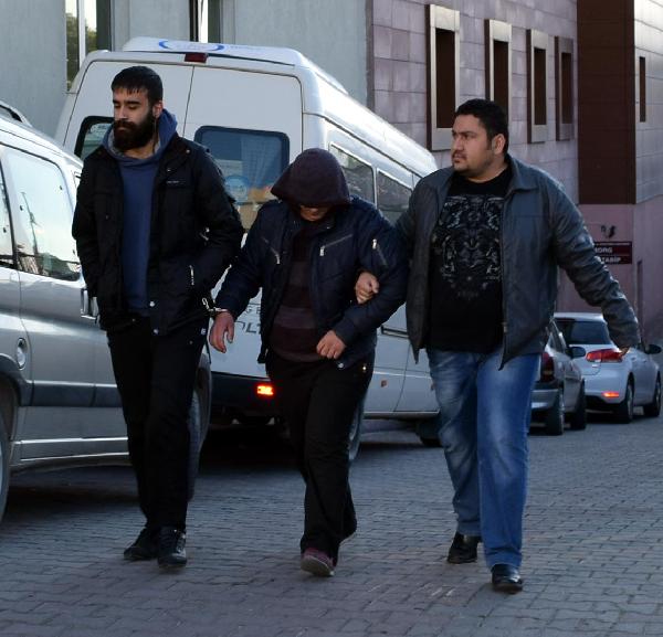 Caminin bakır kubbesini çalmak isteyenlere suçüstü