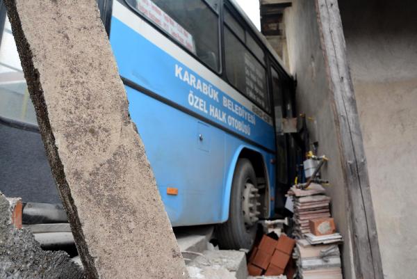 Tamir edilirken hareket eden otobüs 2 araca ve eve çarptı