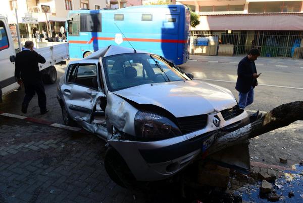 Kamyonet ile otomobil kavşakta çarpıştı: 2 ölü, 2 yaralı