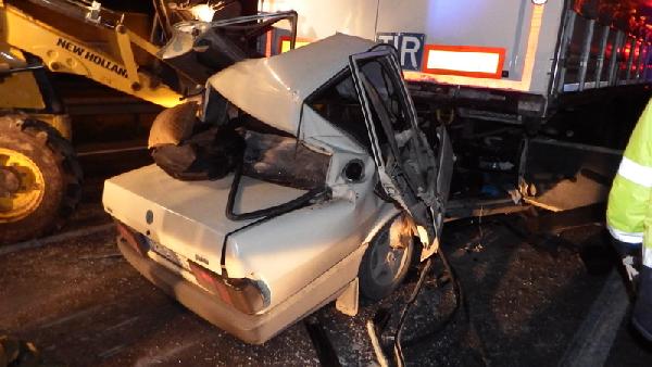 Kırmızı ışıkta bekleyen TIR'a çarptı: 1 ölü