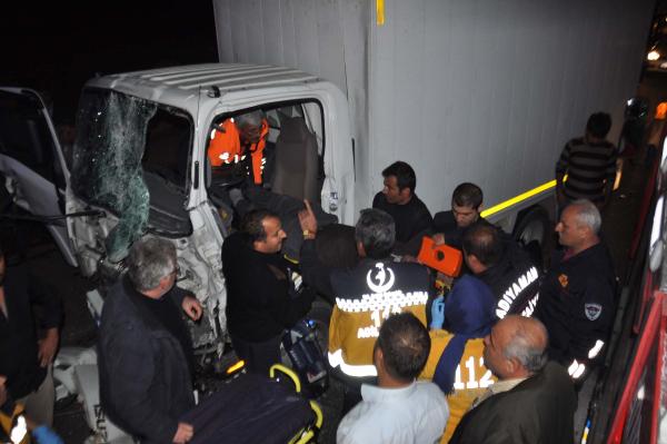 Kamyonet ile traktör çarpıştı: 1 yaralı