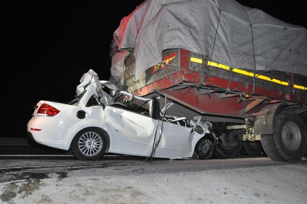 TIR'a arkadan çarpan otomobilin sürücüsü öldü