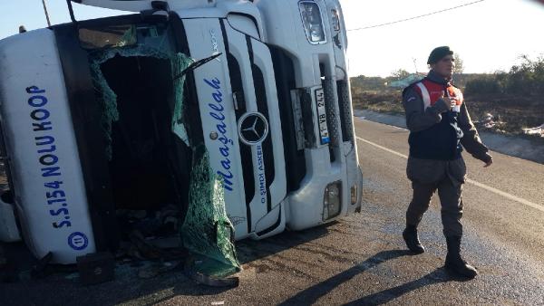 Devrilen kamyonun sürücüsü yaralandı