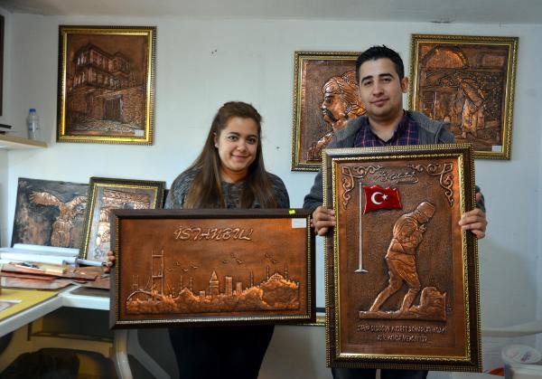 Hobi olarak başladığı bakır işlemeciliği ek işi oldu