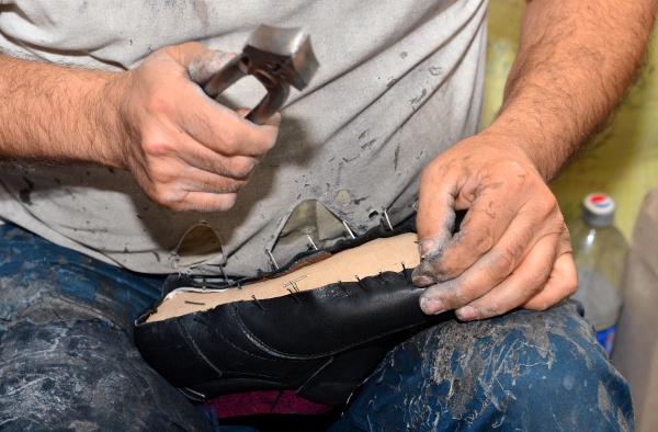 15 metrekarelik dükkanda 33 yıldır ayakkabı yapıyor