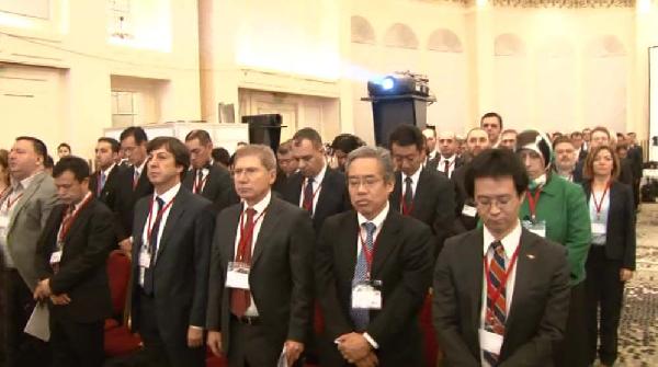 Davutoğlu ve Abe'den saygı duruşu