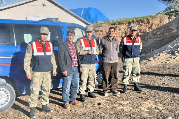 Elazığ'da jandarma, hayvan hırsızlarına karşı köylülere alarm cihazı dağıttı