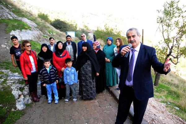 Kadına şiddete karşı türkü yazıp söyledi