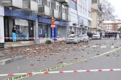 Kütahya'da otelin teras duvarı yıkıldı, 2 araç hurdaya döndü