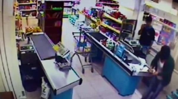 Bıçaklı market soygunu kamerada