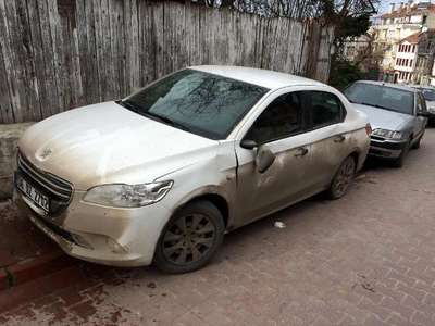 Çaldığı kamyonet ile 3 kişiye ve 2 araca çarpıp kaçtı