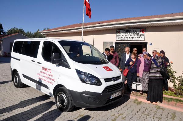 Bahçeli, şehit aileleri derneğine minibüs bağışladı