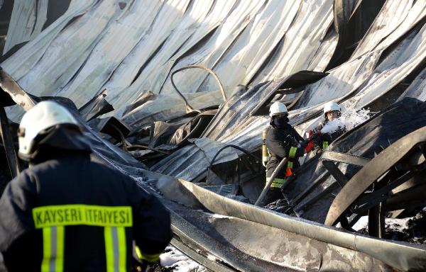 İnşaat malzemeleri üretilen fabrika yandı