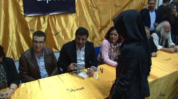 Selahattin Demirtaş TÜYAP'ta  kitap imzaladı
