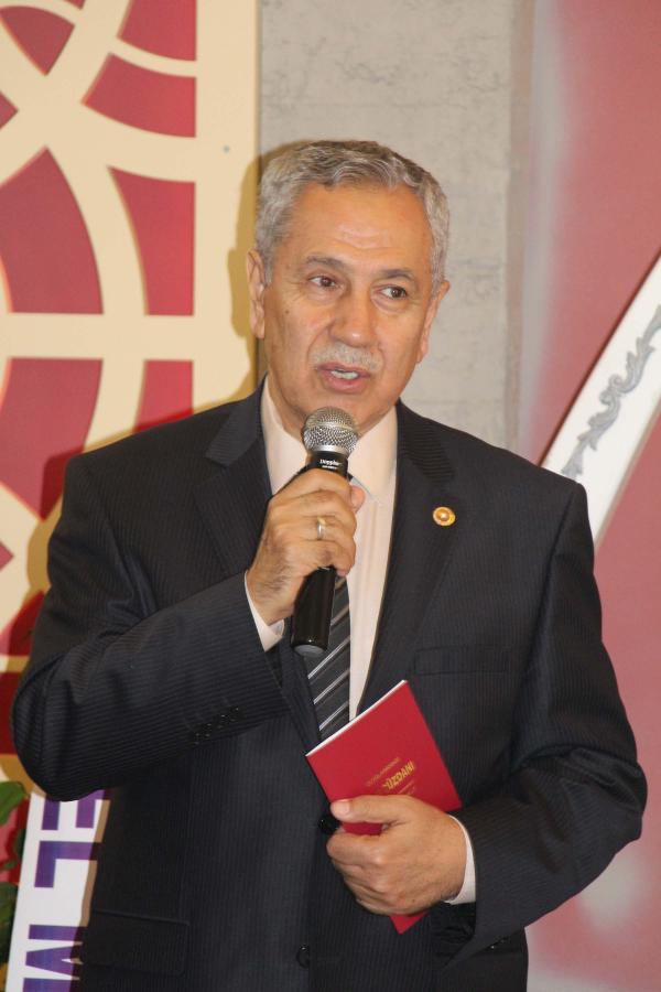 Bülent Arınç'tan damada 'itaat et rahat et' nasihati