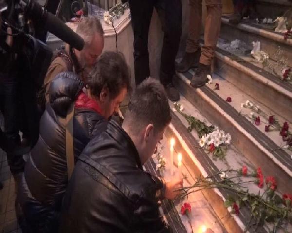 Paris için Başkonsolosluk önünde mum yaktılar