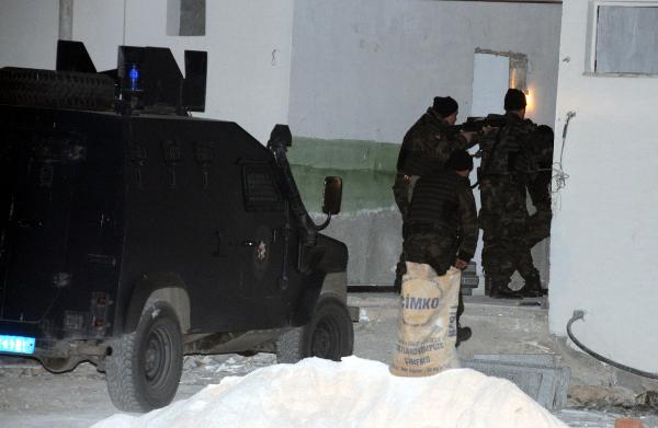 Gaziantep’te hücre evi operasyonunda canlı bomba kendini patlattı; 4 polis yaralandı