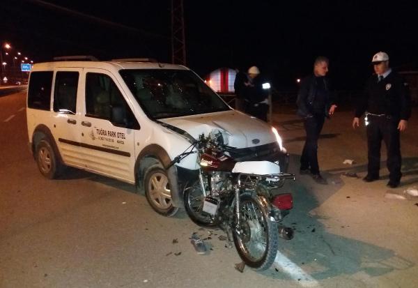 Üzerinde 3 gencin bulunduğu motosiklet, hafif ticari araçla çarpıştı