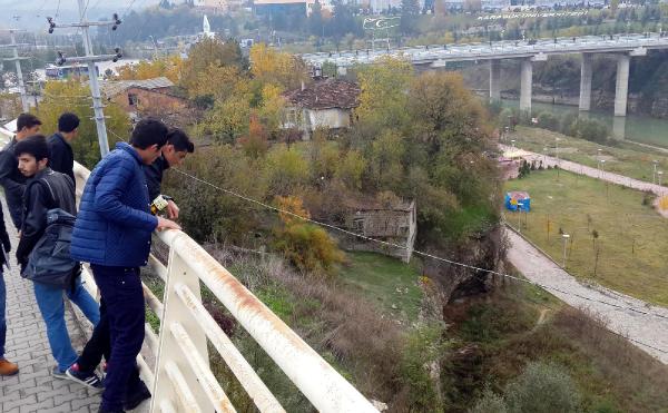 Korkuluklardan kampüs içine atlayan üniversiteli yaralandı