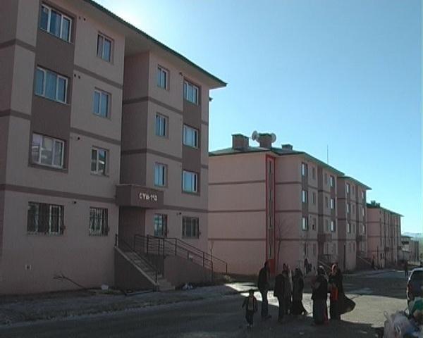 Kars'ta fırtına çatıları uçurdu