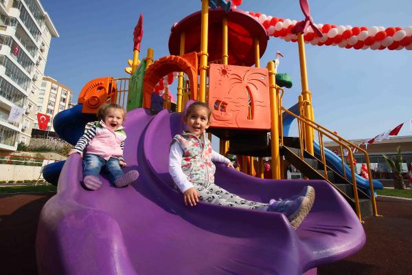 Bayraklı'da Göksel Arsoy Parkı açıldı