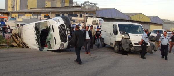 Mersin'de 2 minibüs çarpıştı: 23 yaralı