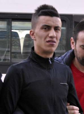 Polisin otomobilinden kamera ve para çaldı