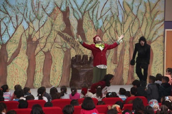 (Fotoğraflı Bülten Dağıtımı) Karabüklü minikler Bosch Çevre Çocuk Tiyatrosu ile eğlenirken öğrendi