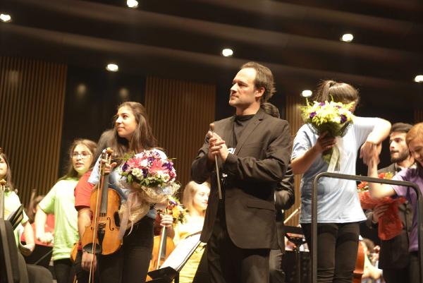 Çocuklar, 'Barış için Müzik' konserini Paris'te ölenlere ithaf etti