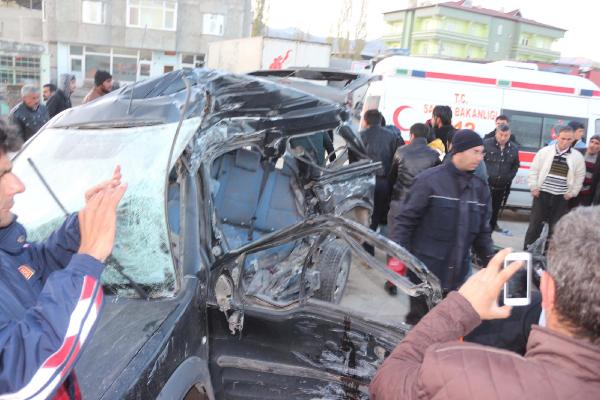 Doğubayazıt’ta hafif ticari araç İran otobüsünün altına girdi: 7 ölü, 1 yaralı (2)