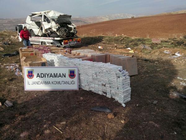 Kaza yapan minibüsten 25 bin kaçak sigara çıktı