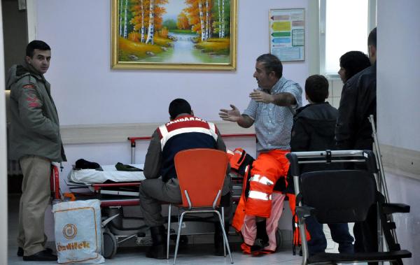 Arkadaşlarının cesediyle mahsur kaldıkları koyda 17 saat sonra kurtarıldılar