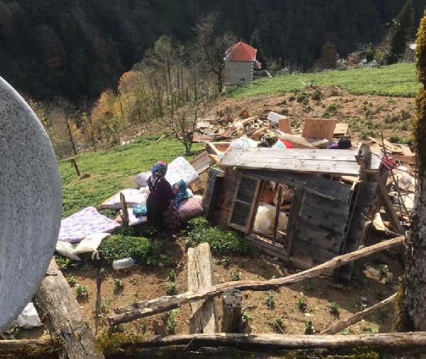 Rize’de heyelanda ahşap ev çöktü