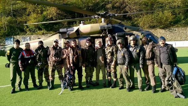 Kar nedeniyle yaylada mahsur kalan 5 avcı helikopterle kurtarıldı