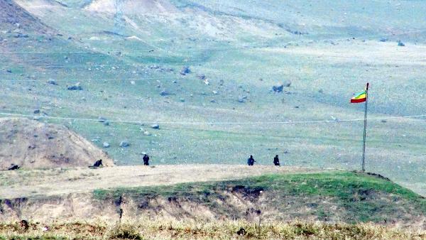 Cizre'deki bir tepeye dikilen PKK flamasını indiren polise ateş açıldı