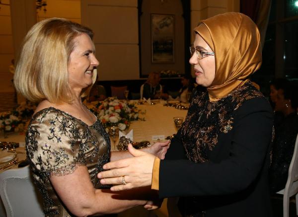 Lider eşleri yemekte bir araya geldi